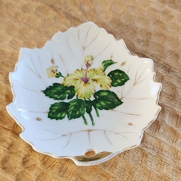 Vintage Small china Leaf Shaped Trinket Tray or Wall Decor Coquette - Picture 1 of 6